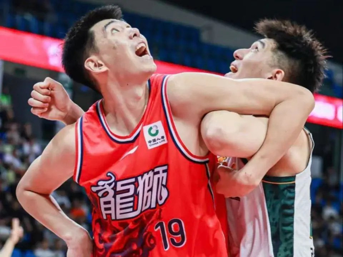 广东男篮21分领先遭三分绝杀 杜锋临场指挥引争