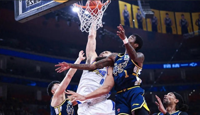 广东男篮21分领先遭三分绝杀 杜锋临场指挥引争