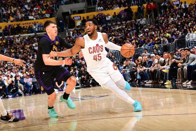 湖人41岁詹姆斯创历史第一 东契奇42+12破纪录助球