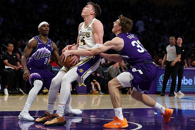 湖人轻取爵士克内克特爆发单场17分成关键先生