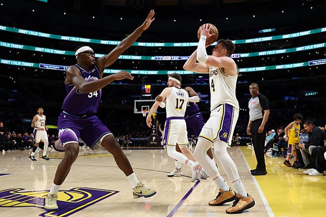 湖人轻取爵士克内克特爆发单场17分成关键先生