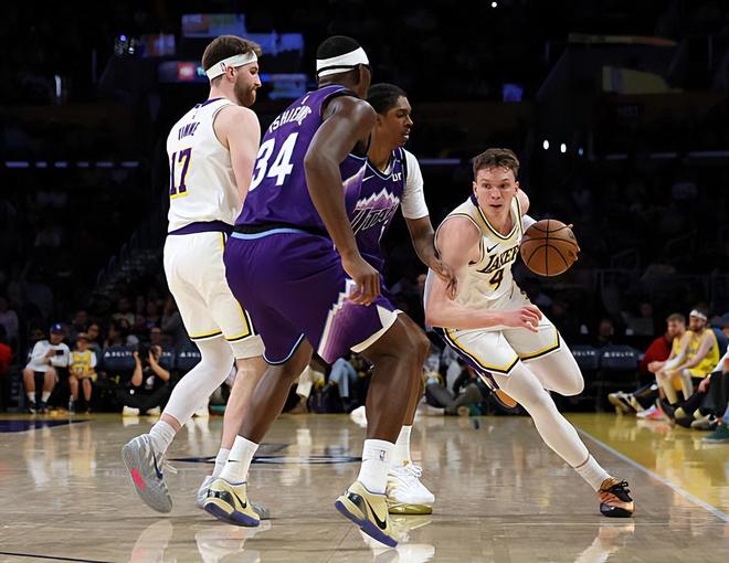 湖人轻取爵士克内克特爆发单场17分成关键先生