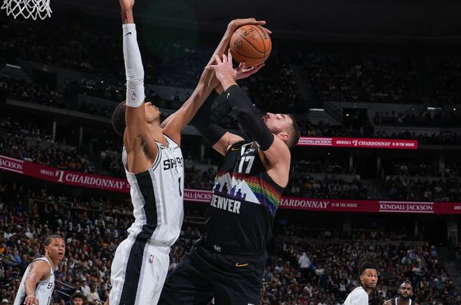 掘金加时险胜马刺豪取8连胜 瓦兰丘纳斯贡献关键